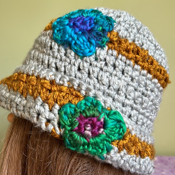 Crochet rolled rim beanie satin yarn medium new - Picture 6 of 6